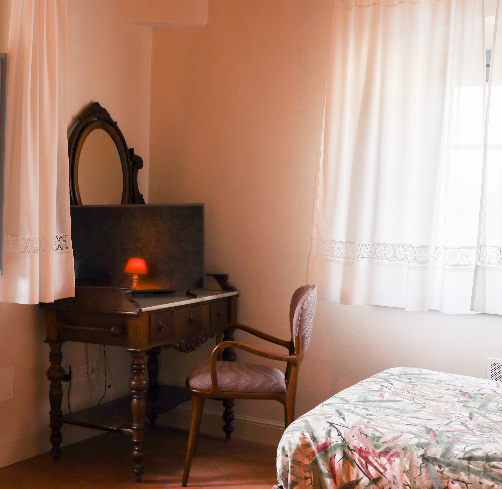 Sala con specchio dorato